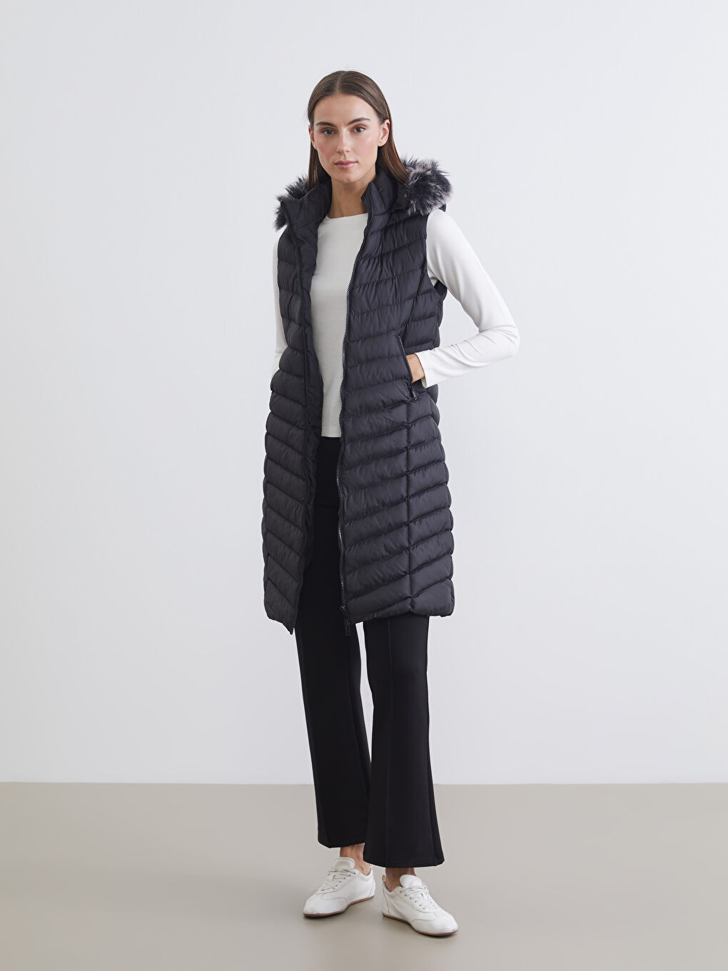 Siyah Kürk Kapüşonlu Kadın Şişme Yelek-1