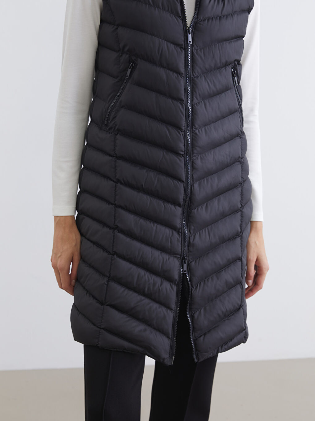 Siyah Kürk Kapüşonlu Kadın Şişme Yelek-2