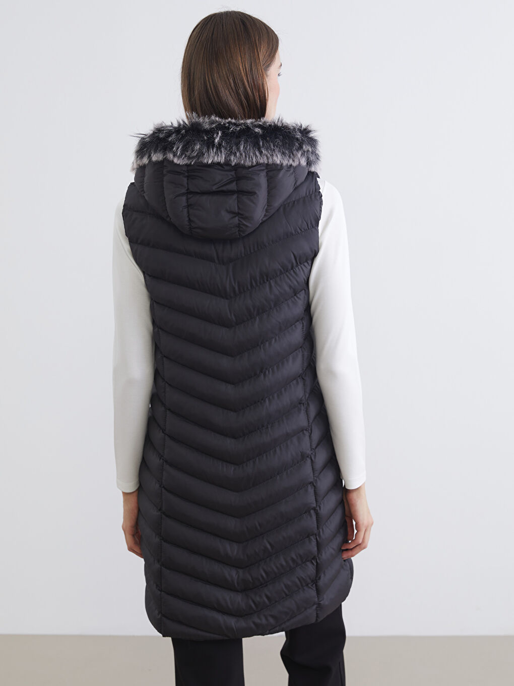 Siyah Kürk Kapüşonlu Kadın Şişme Yelek-3