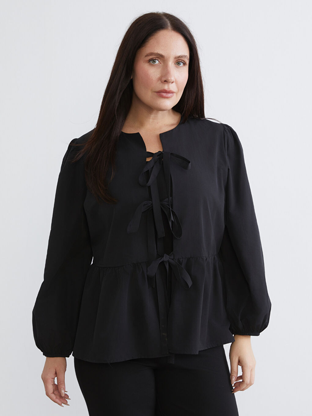 Siyah Büyük Beden Fiyonk Bağlama Detaylı Kadın Gömlek