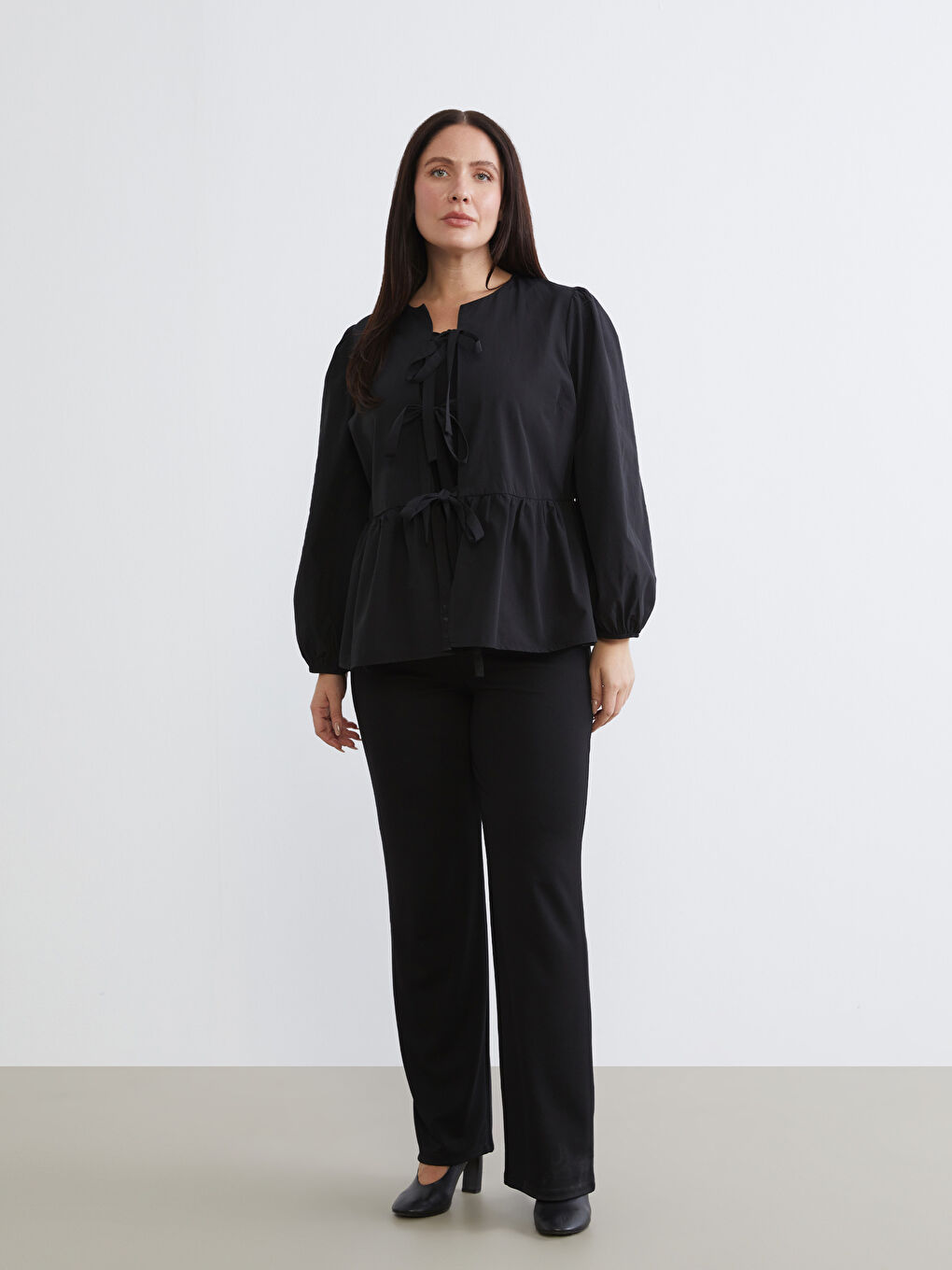 Siyah Büyük Beden Fiyonk Bağlama Detaylı Kadın Gömlek-1