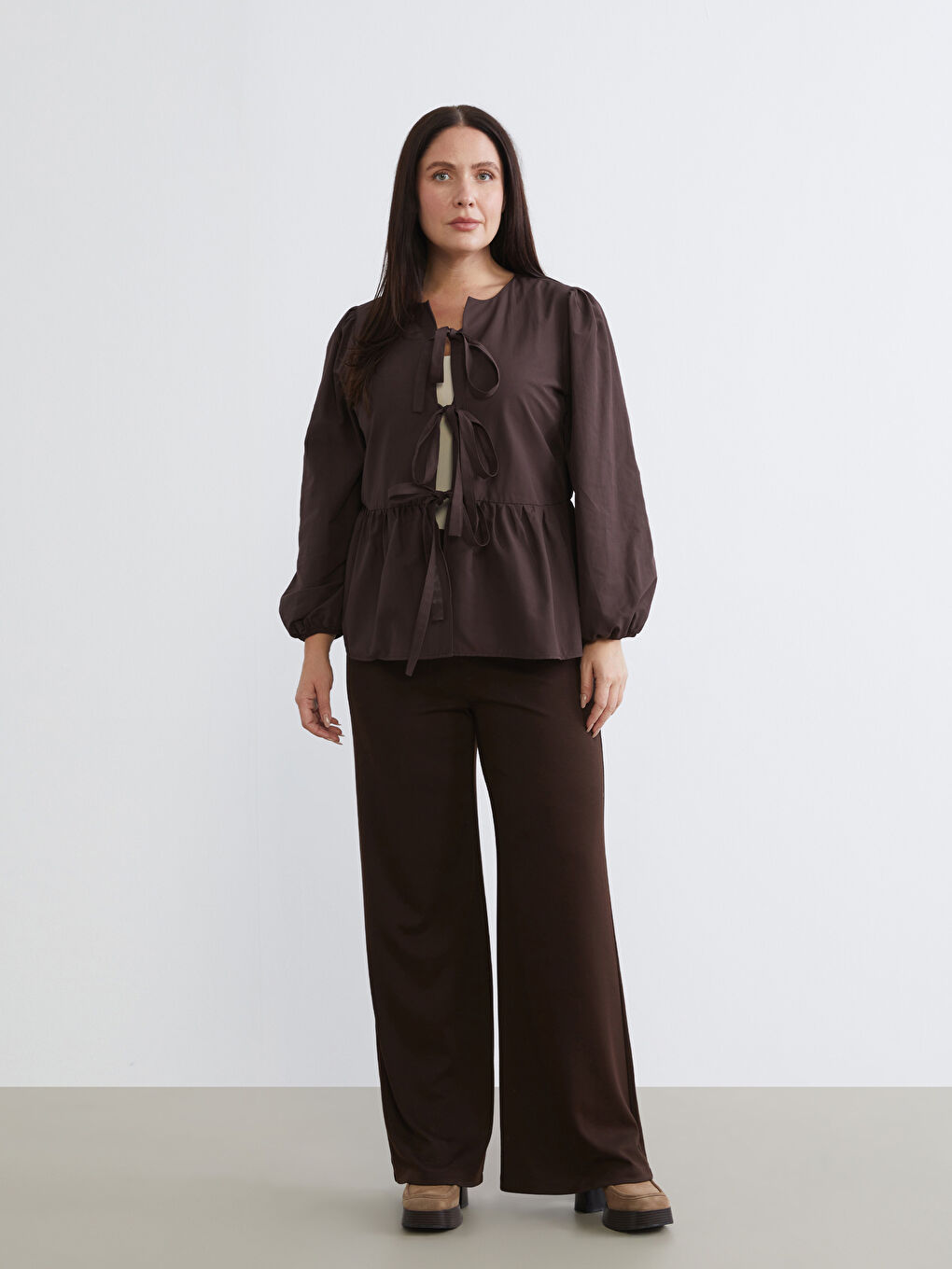 Kahverengi Büyük Beden Fiyonk Bağlama Detaylı Kadın Gömlek-1