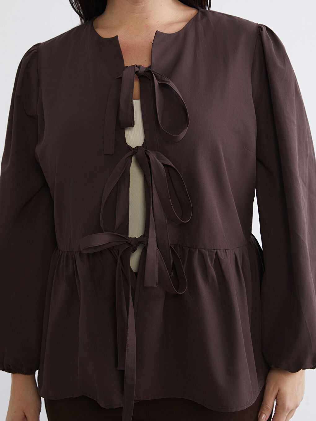 Kahverengi Büyük Beden Fiyonk Bağlama Detaylı Kadın Gömlek-2