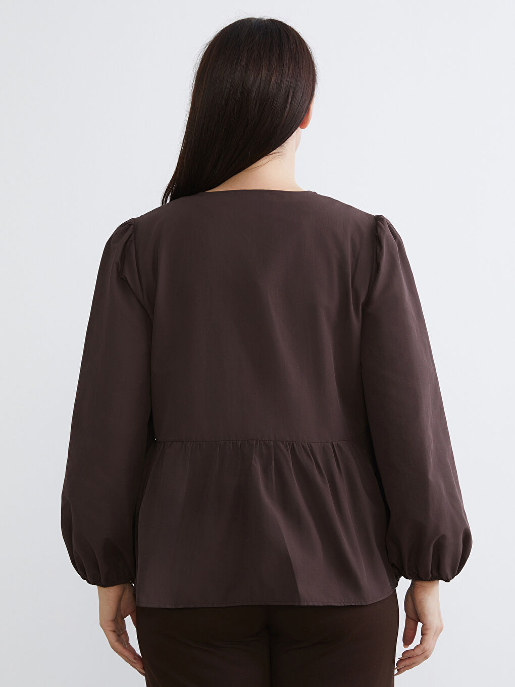 Kahverengi Büyük Beden Fiyonk Bağlama Detaylı Kadın Gömlek-3