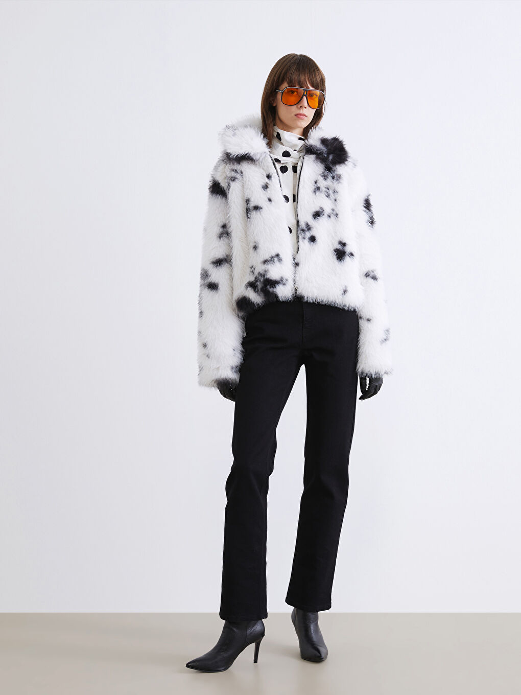 Siyah Gömlek Yaka Dalmaçya Desenli Kadın Kürk Mont-1