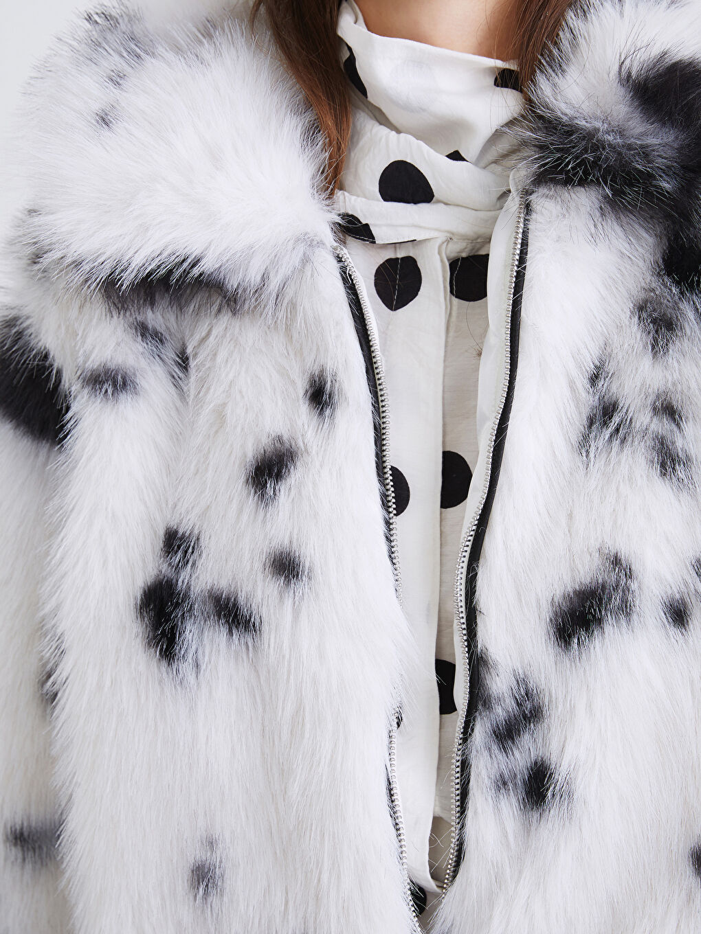 Siyah Gömlek Yaka Dalmaçya Desenli Kadın Kürk Mont-2