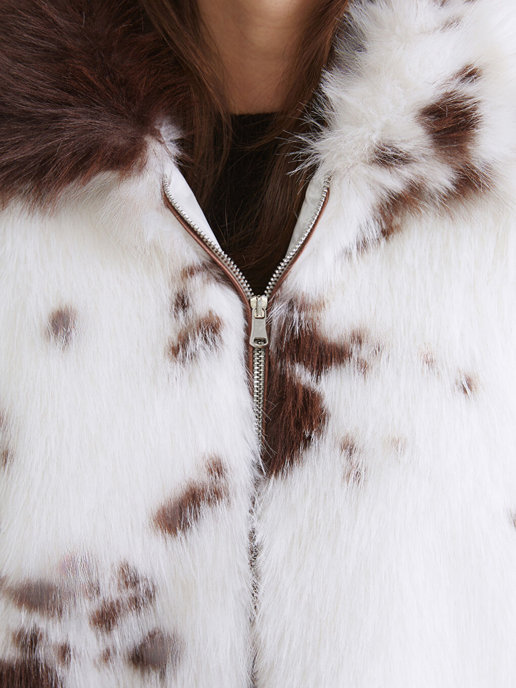 Kahverengi Gömlek Yaka Dalmaçya Desenli Kadın Kürk Mont-2