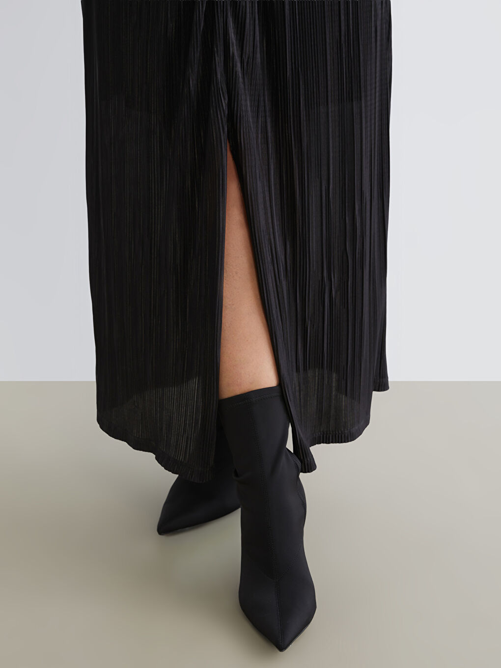 Siyah Kruvaze Yaka Büzgülü Elbise-2