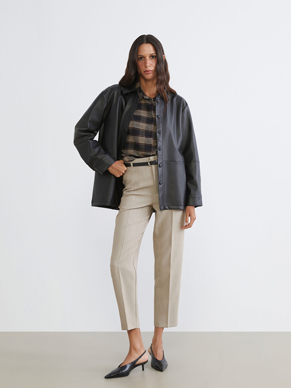 Bej Beli Kemerli Dar Fit Kadın Pileli Pantolon