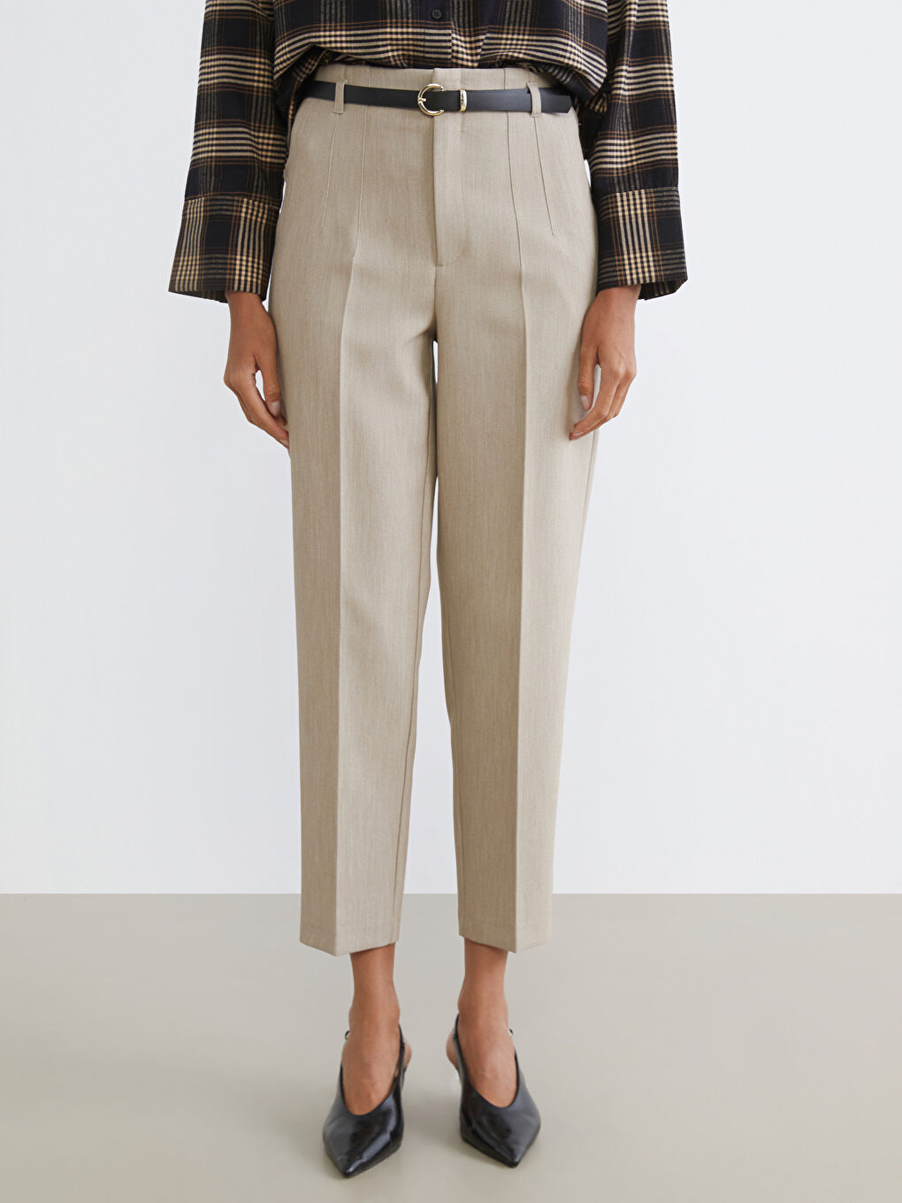 Bej Beli Kemerli Dar Fit Kadın Pileli Pantolon-1