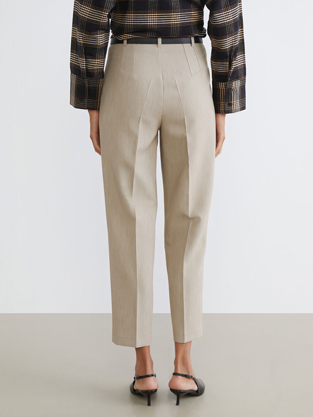 Bej Beli Kemerli Dar Fit Kadın Pileli Pantolon-3