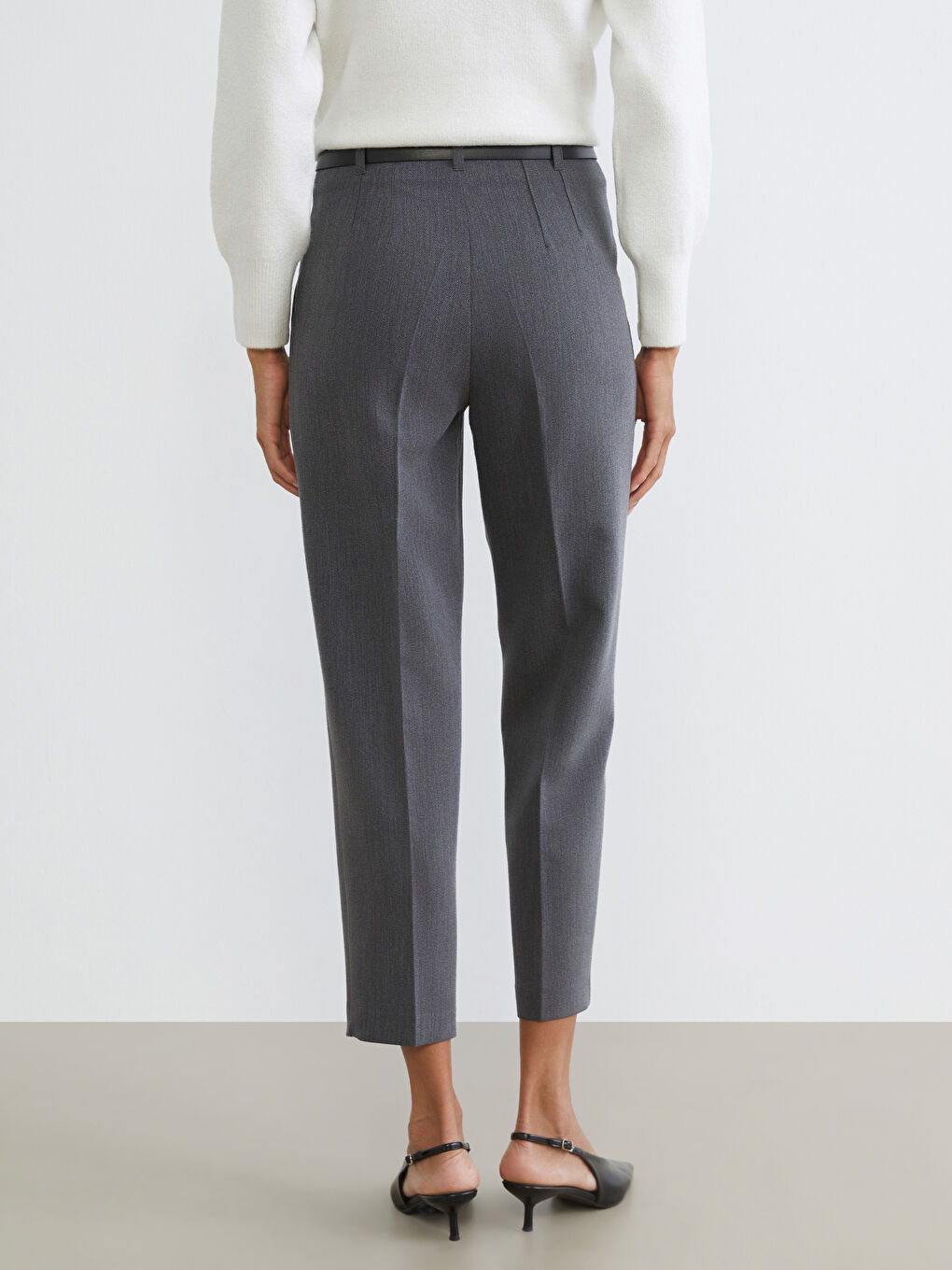 Gri Beli Kemerli Dar Fit Kadın Pileli Pantolon-3