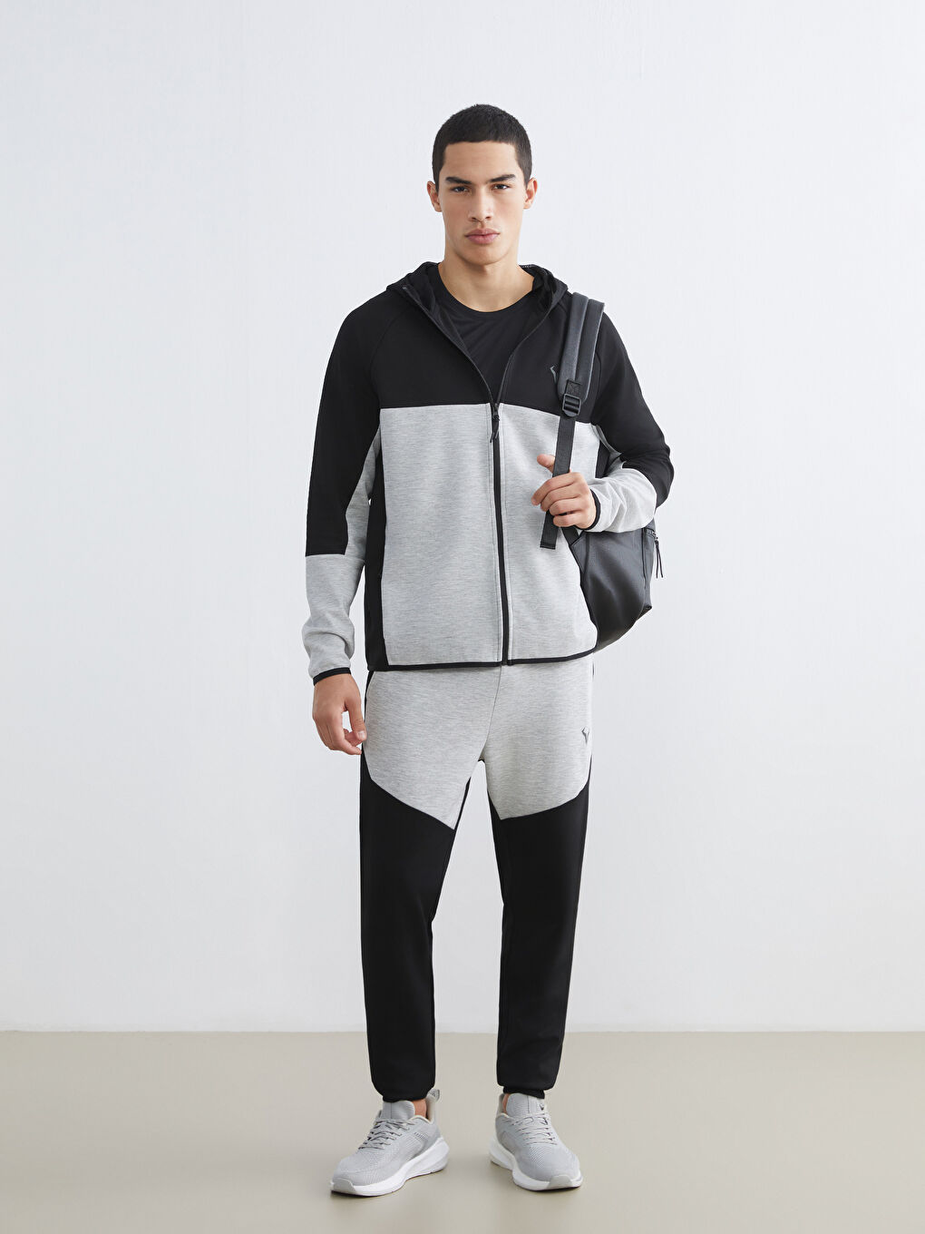 Siyah Kapüşonlu Uzun Kollu Erkek Fermuarlı Sweatshirt-1