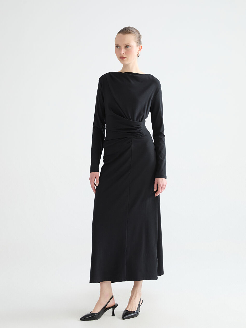 Siyah Kayık Yaka Büzgülü Elbise