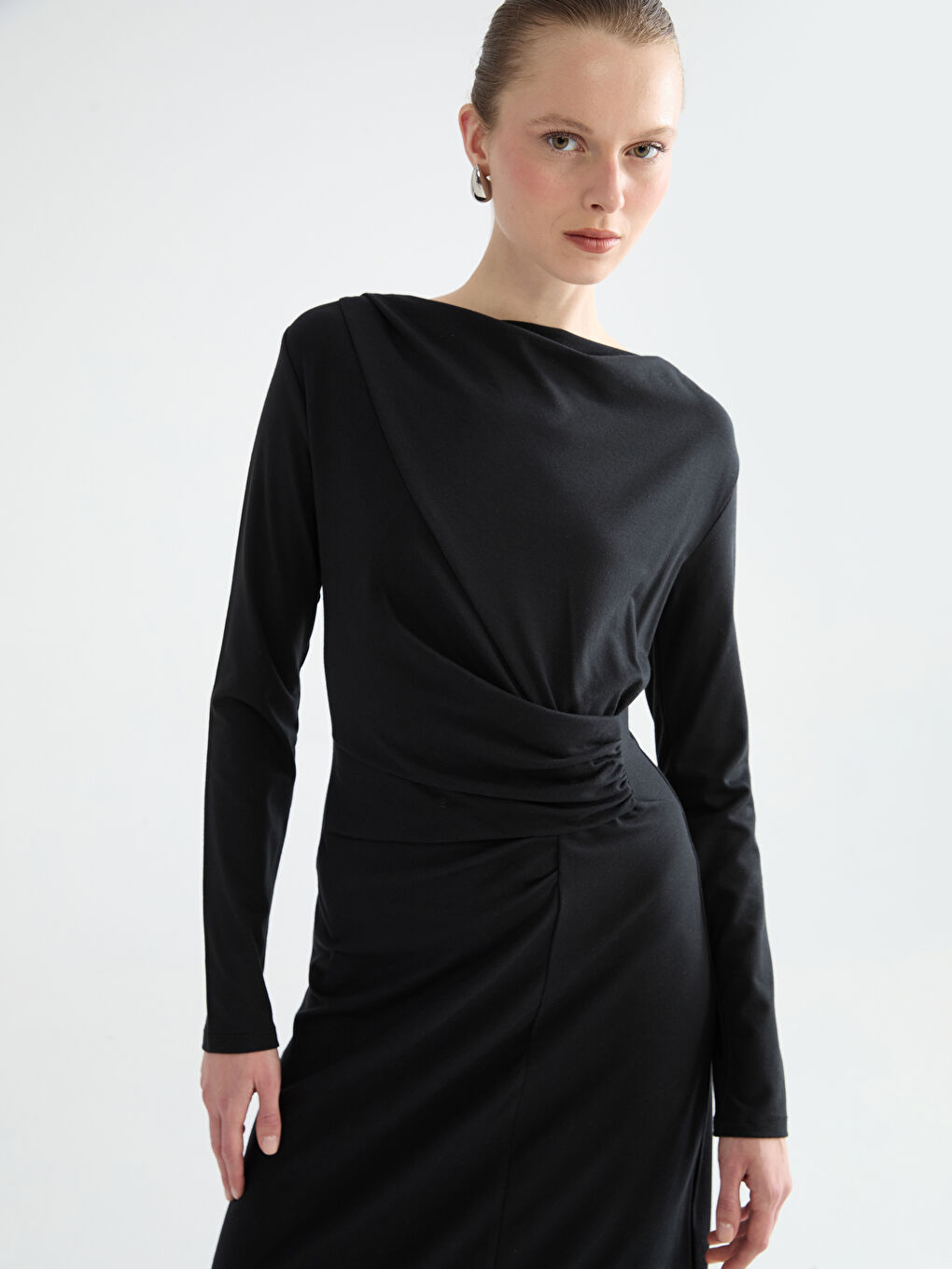 Siyah Kayık Yaka Büzgülü Elbise-1