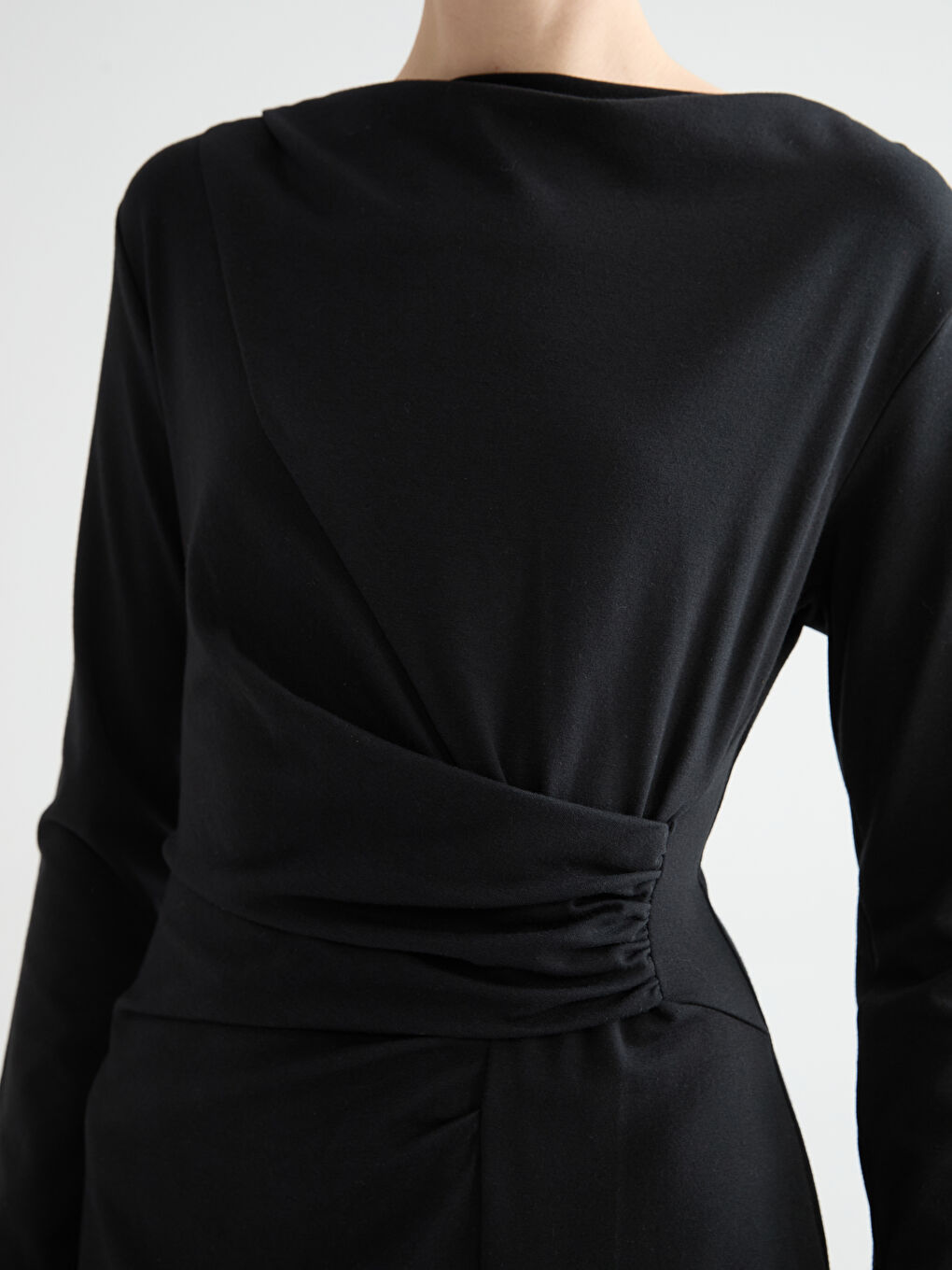 Siyah Kayık Yaka Büzgülü Elbise-2