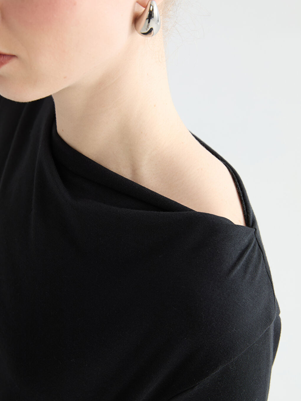 Siyah Kayık Yaka Büzgülü Elbise-3