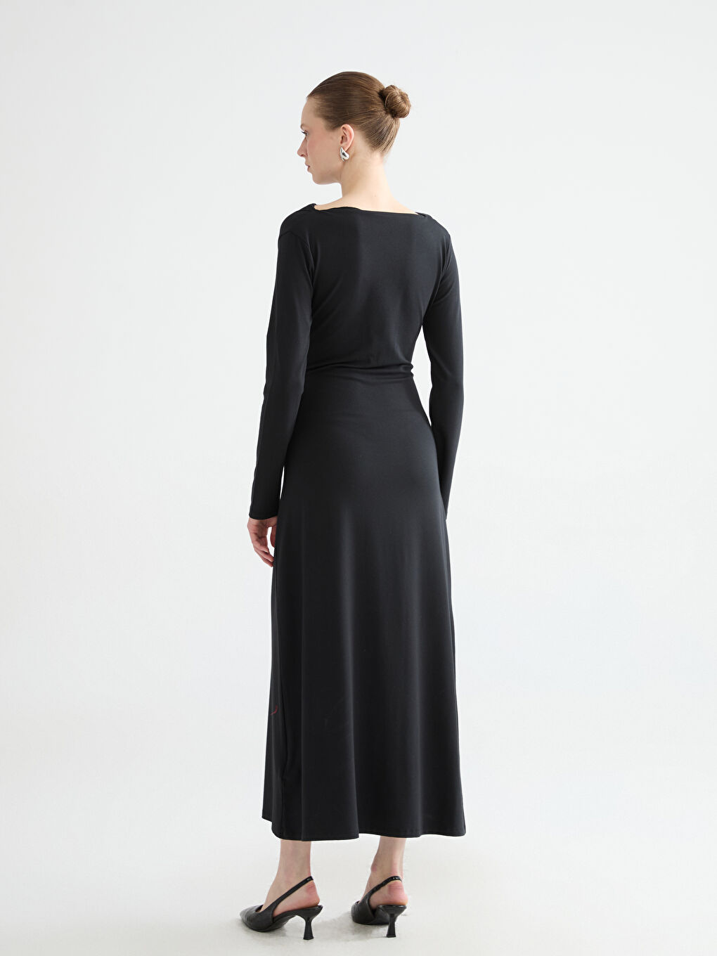Siyah Kayık Yaka Büzgülü Elbise-4