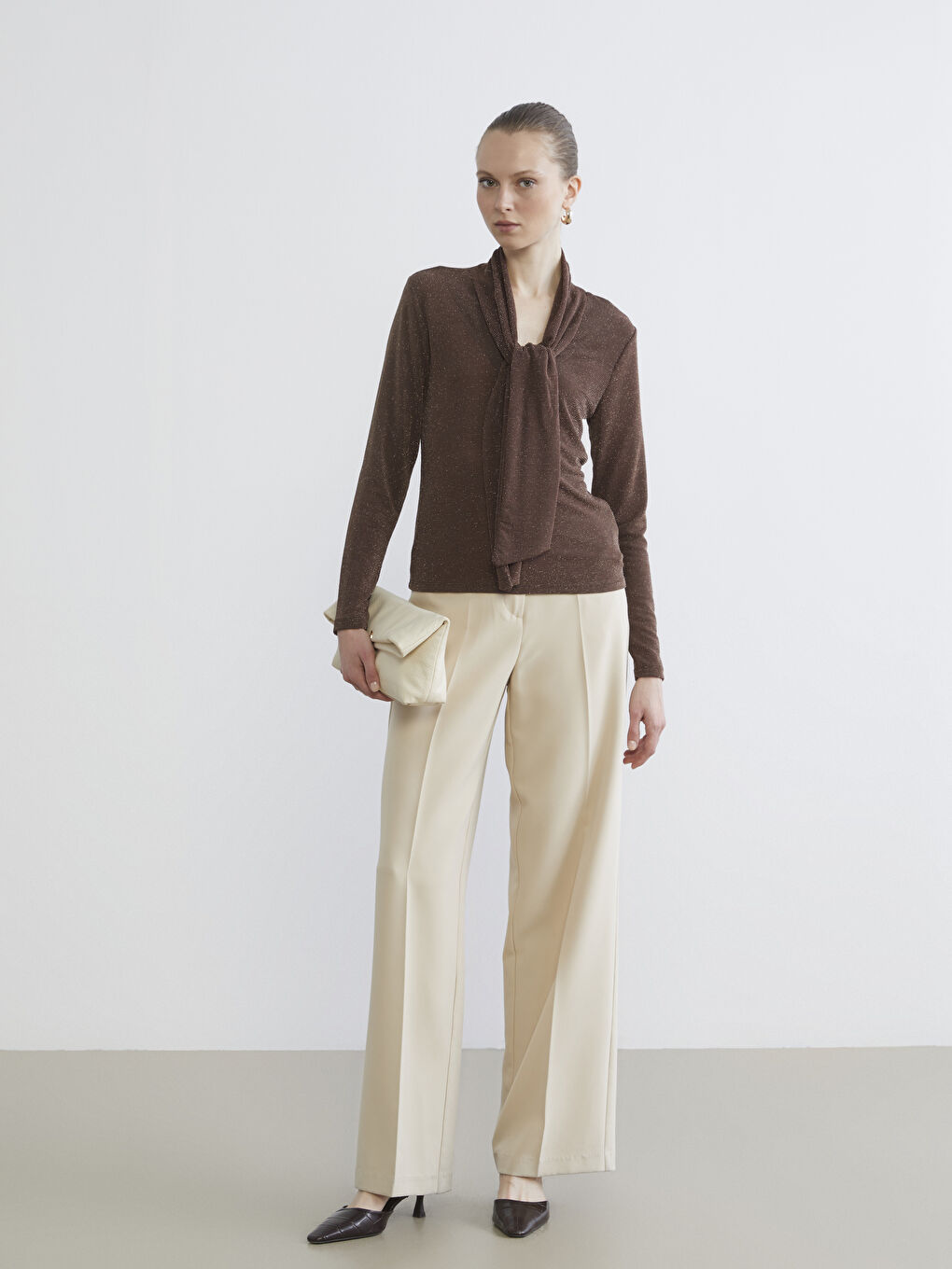 Kahverengi Şal Yaka Parlak Görünümlü Bluz-1