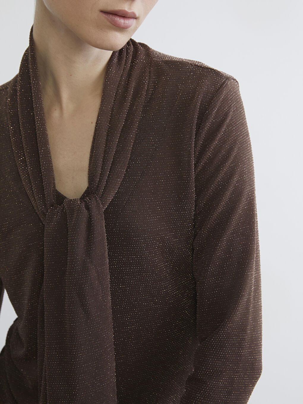 Kahverengi Şal Yaka Parlak Görünümlü Bluz-2