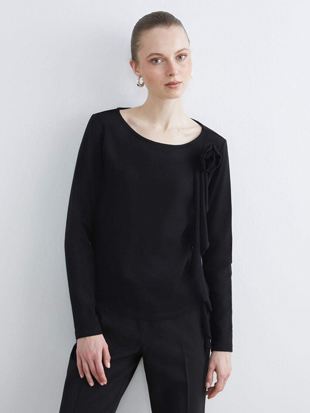 Siyah Bisiklet Yaka Çiçek Aplikeli Kadın Tişört