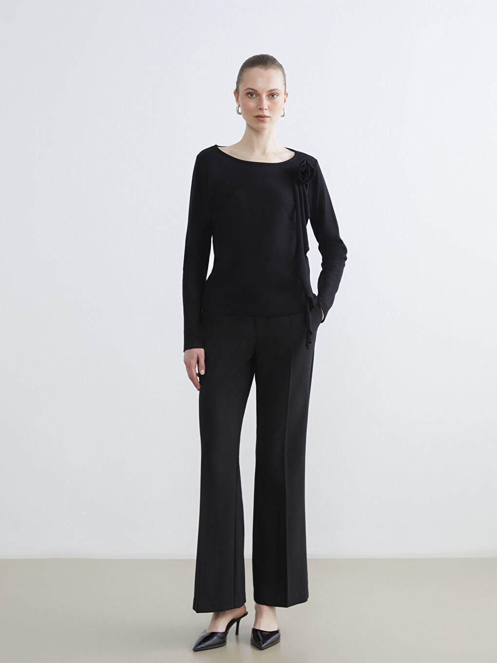 Siyah Bisiklet Yaka Çiçek Aplikeli Kadın Tişört-1