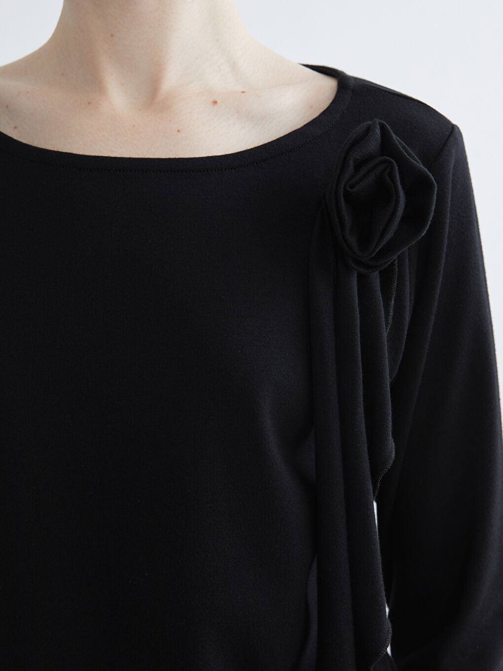 Siyah Bisiklet Yaka Çiçek Aplikeli Kadın Tişört-2