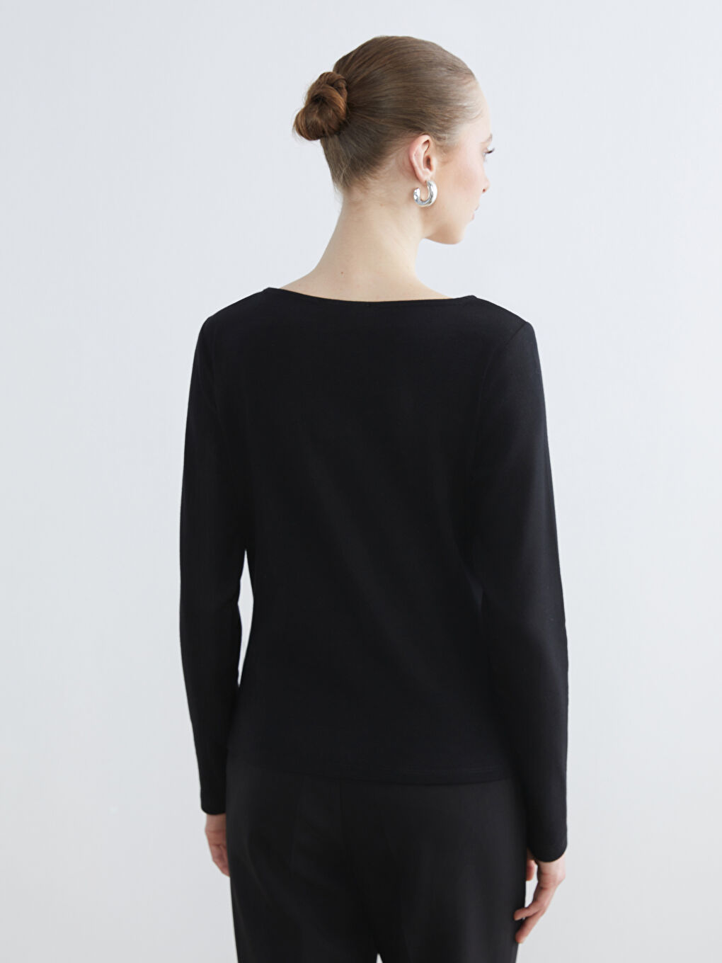 Siyah Bisiklet Yaka Çiçek Aplikeli Kadın Tişört-3