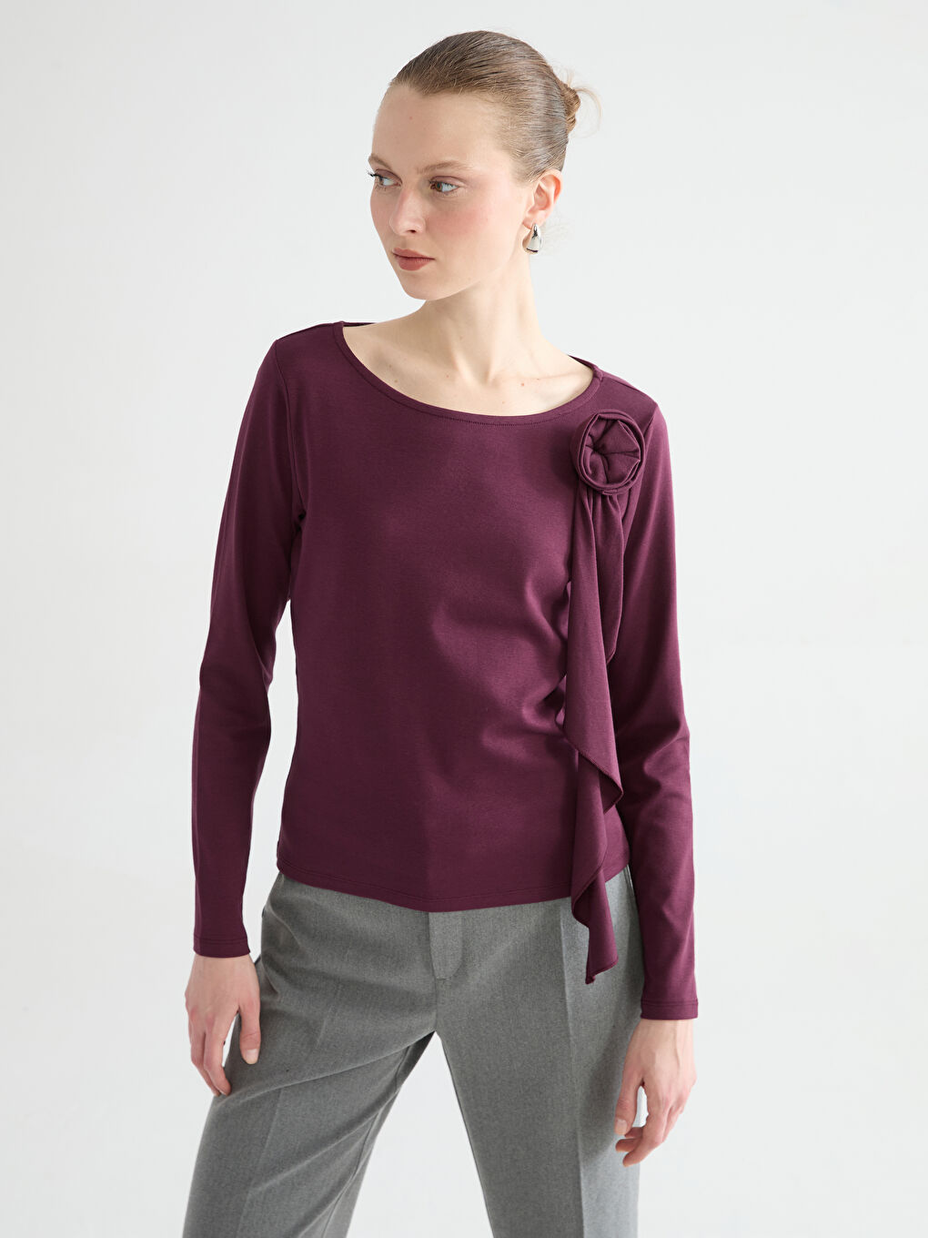 Mürdüm Bisiklet Yaka Çiçek Aplikeli Kadın Tişört