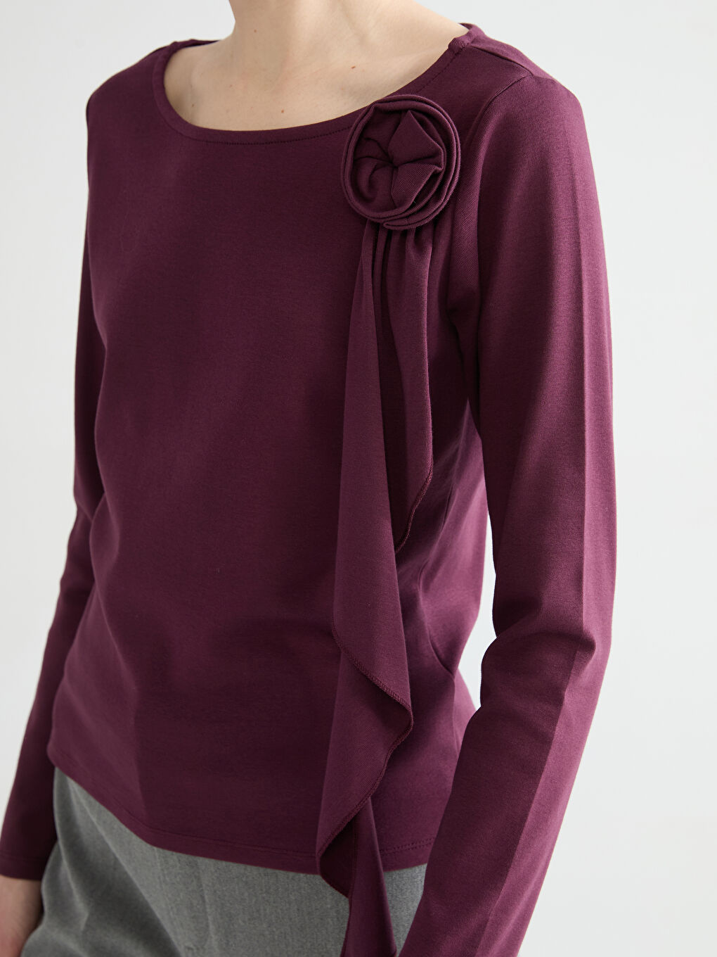 Mürdüm Bisiklet Yaka Çiçek Aplikeli Kadın Tişört-2