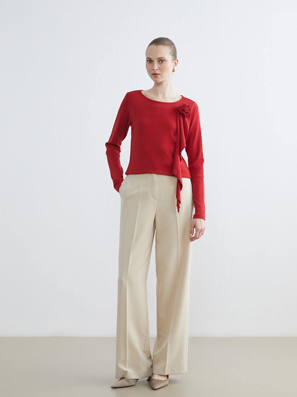 Kırmızı Bisiklet Yaka Çiçek Aplikeli Kadın Tişört-1