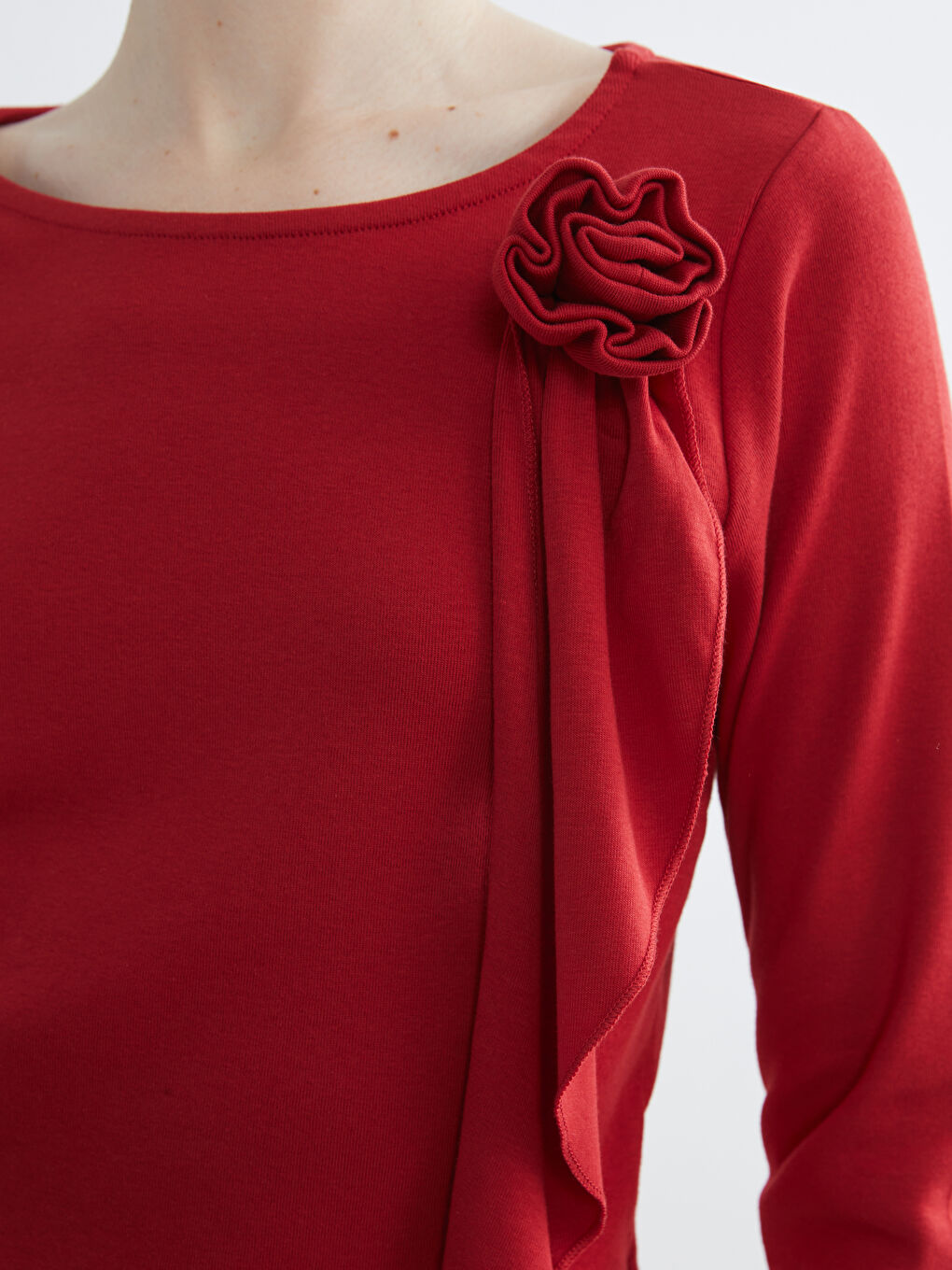 Kırmızı Bisiklet Yaka Çiçek Aplikeli Kadın Tişört-2