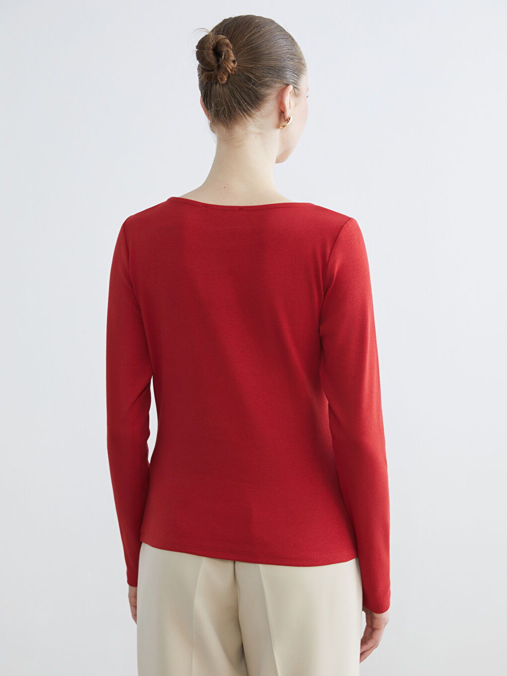 Kırmızı Bisiklet Yaka Çiçek Aplikeli Kadın Tişört-3