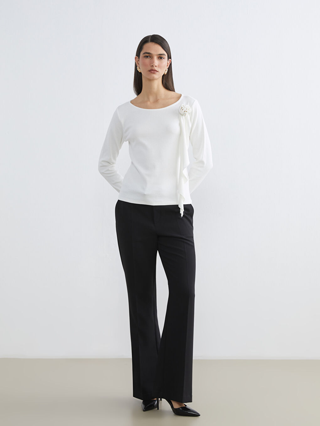 Ekru Bisiklet Yaka Çiçek Aplikeli Kadın Tişört-1