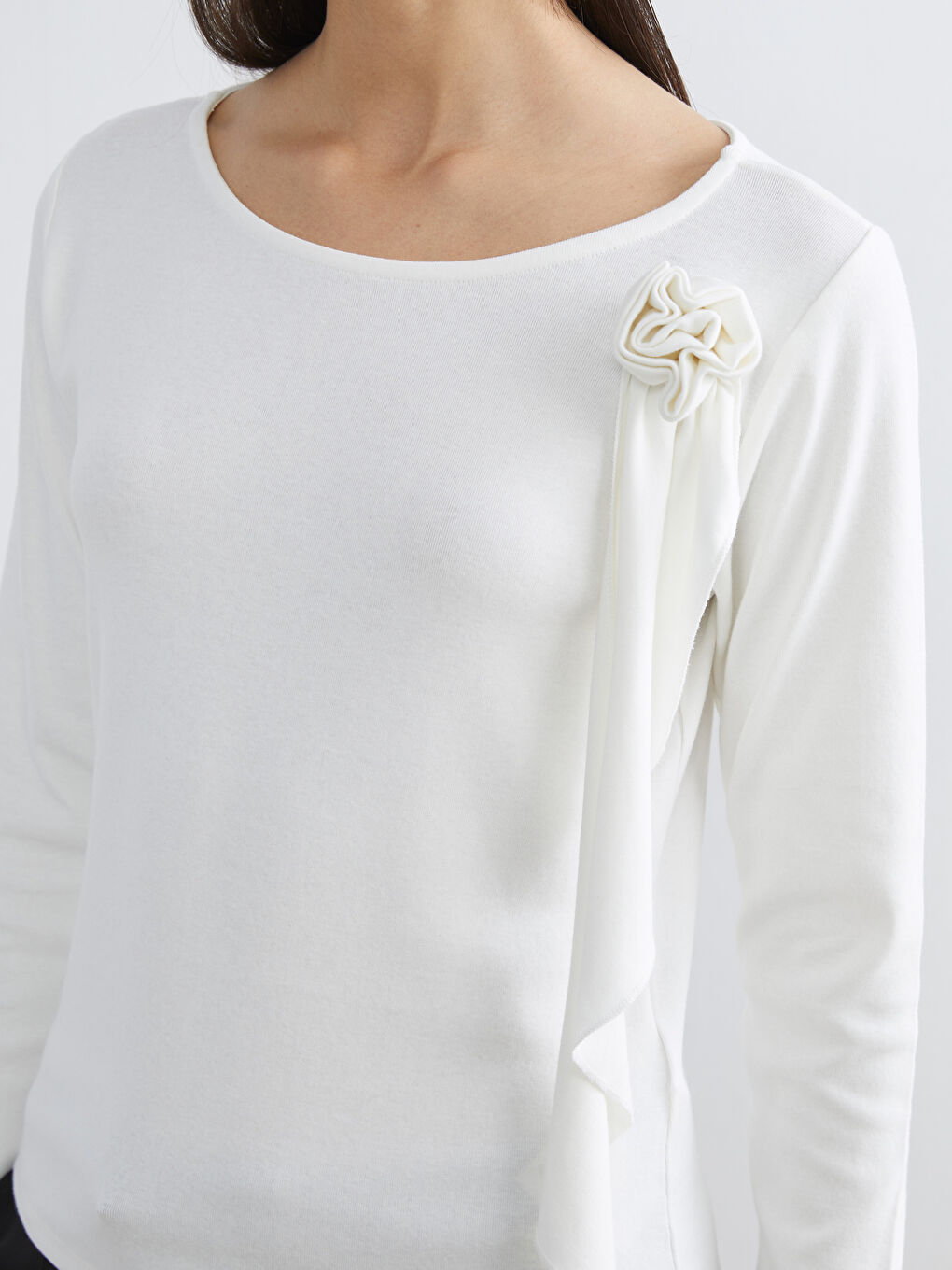 Ekru Bisiklet Yaka Çiçek Aplikeli Kadın Tişört-2