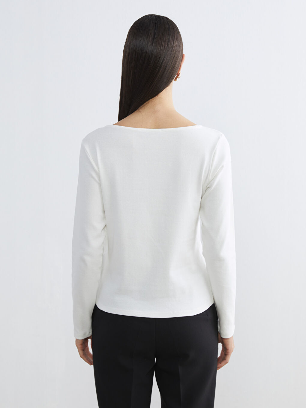 Ekru Bisiklet Yaka Çiçek Aplikeli Kadın Tişört-3