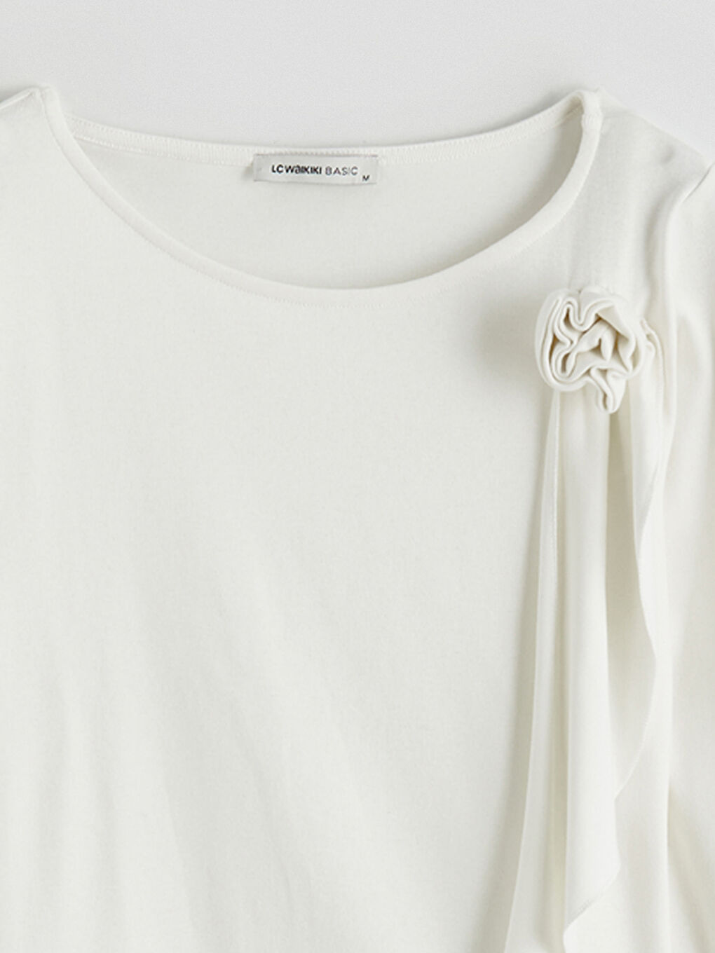 Ekru Bisiklet Yaka Çiçek Aplikeli Kadın Tişört-5