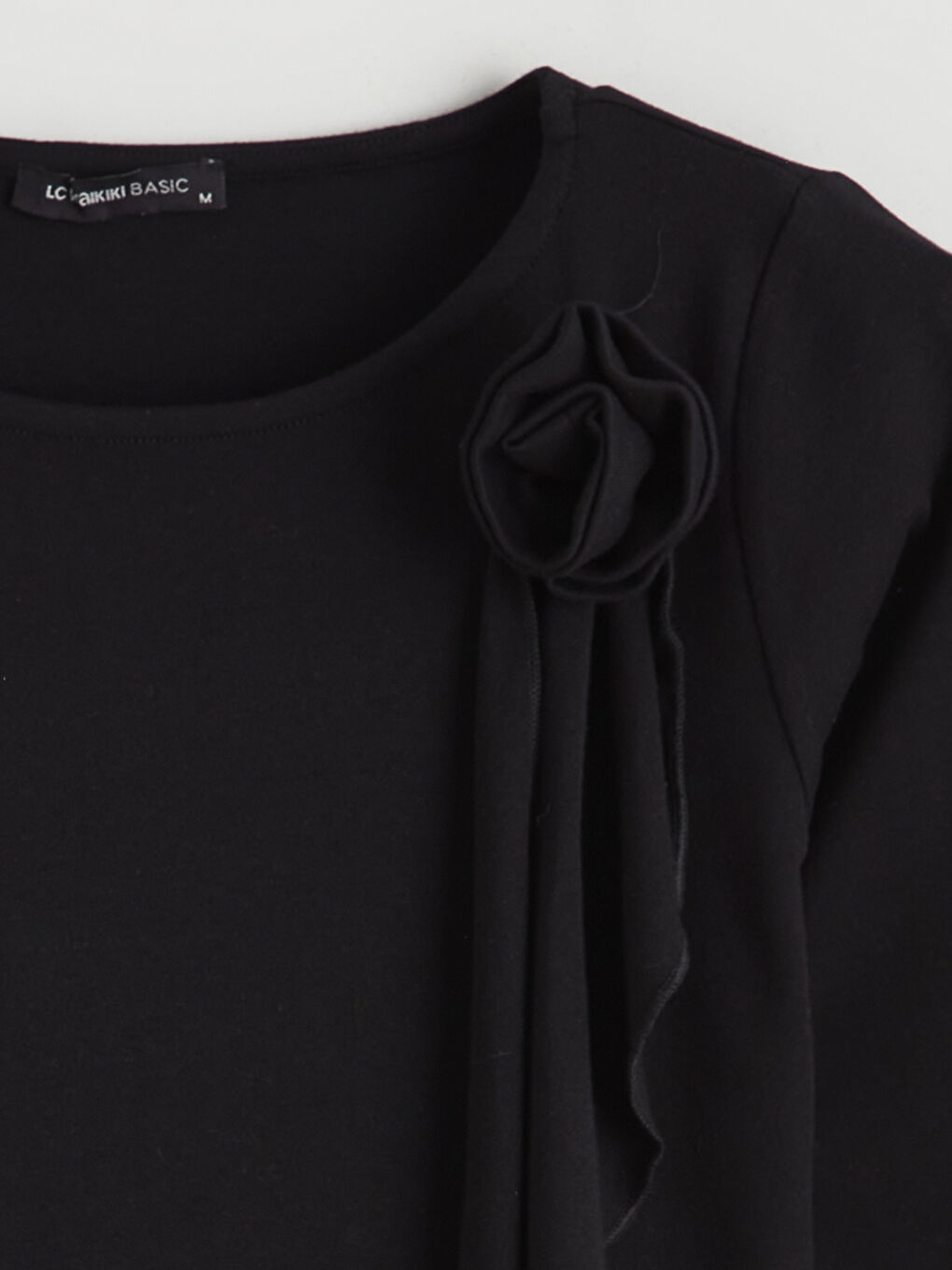 Siyah Bisiklet Yaka Çiçek Aplikeli Kadın Tişört-5