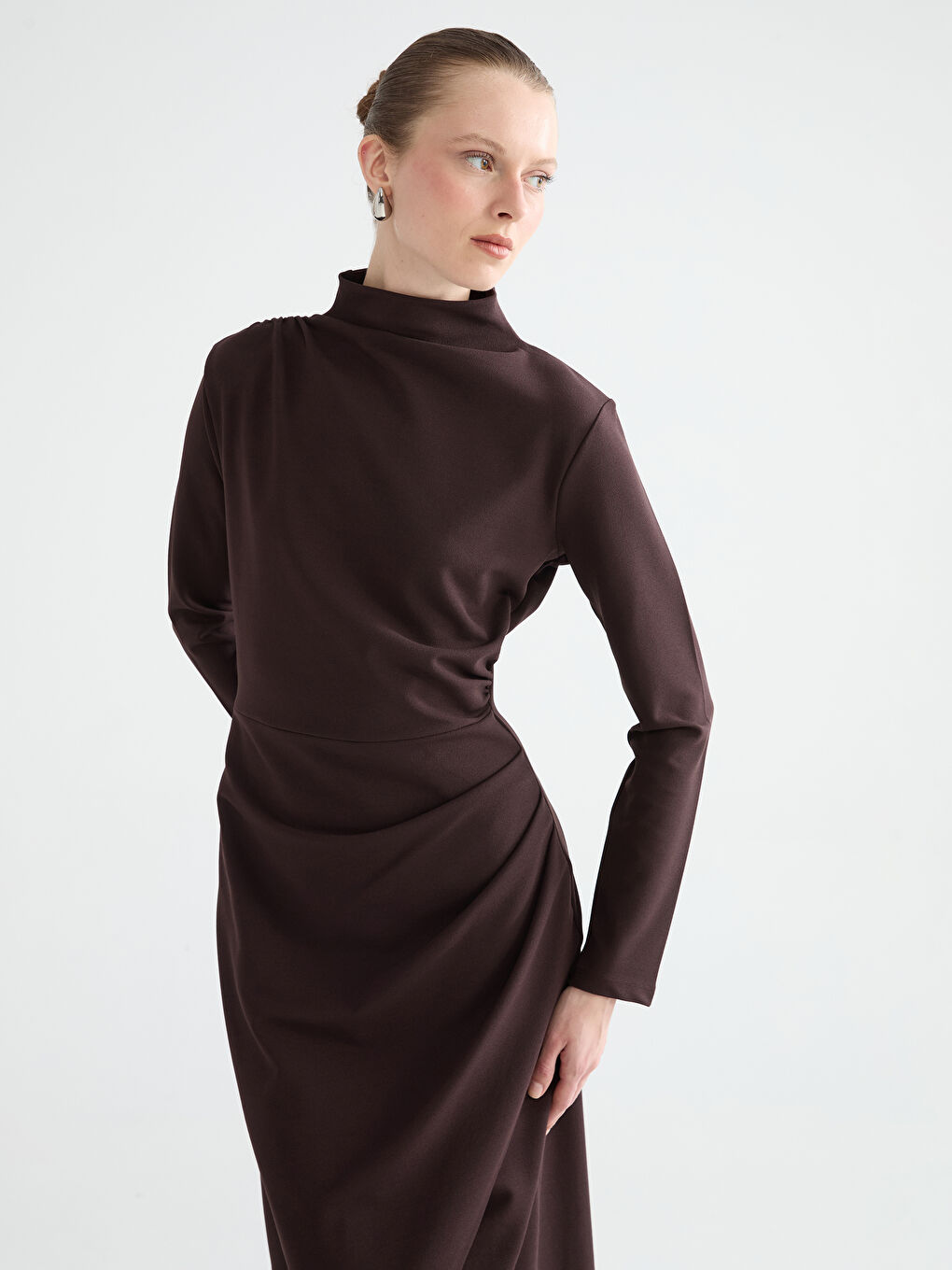 Kahverengi Dik Yaka Büzgülü Elbise-1