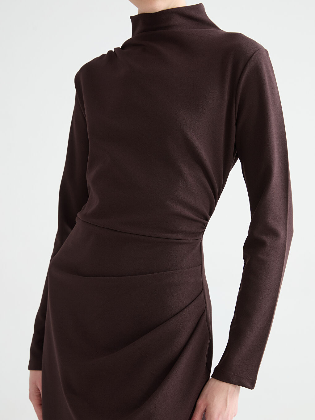 Kahverengi Dik Yaka Büzgülü Elbise-2