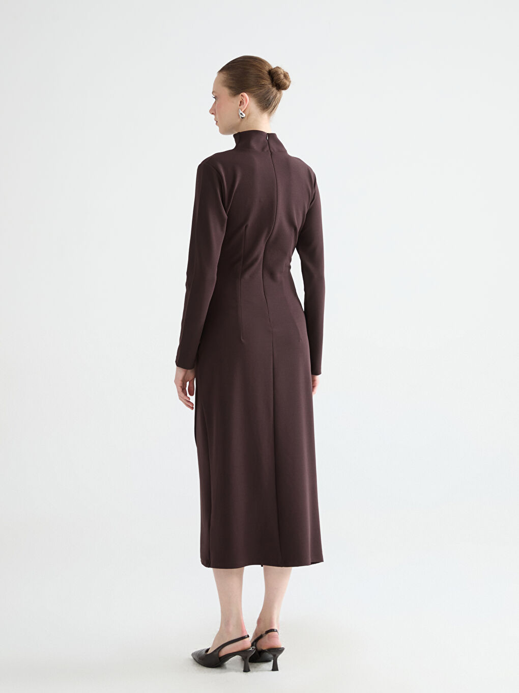 Kahverengi Dik Yaka Büzgülü Elbise-3