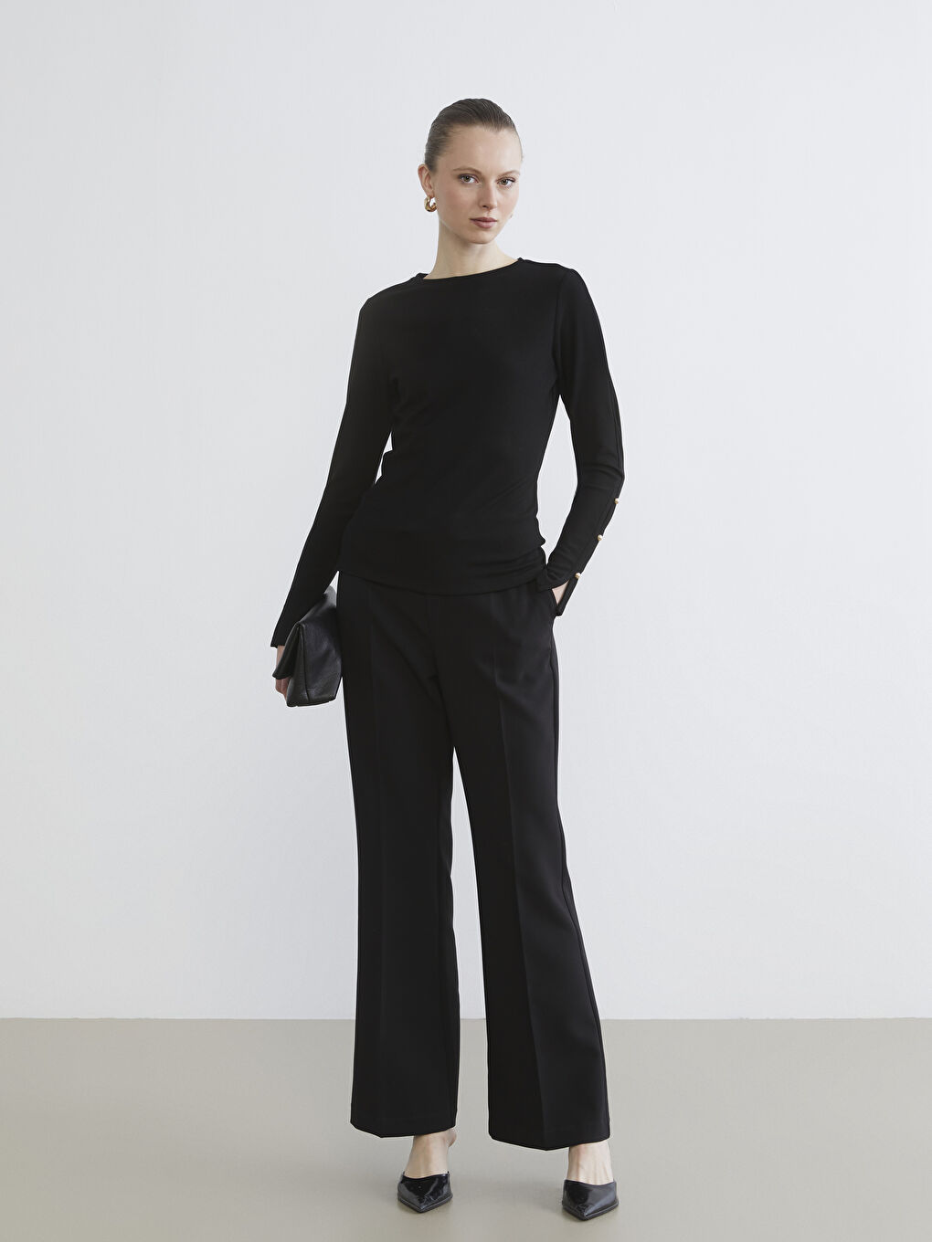 Siyah Bisiklet Yaka Fitilli Kadın Tişört-1