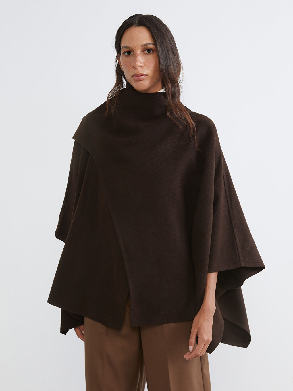 Kahverengi Dik Yaka Kadın Kaşe Panço