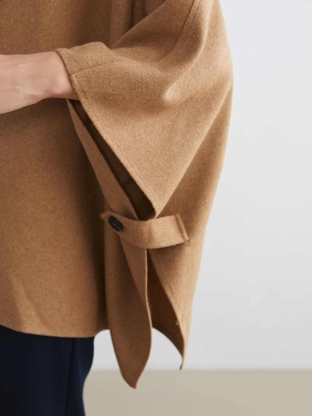 Bej Dik Yaka Kadın Kaşe Panço-2