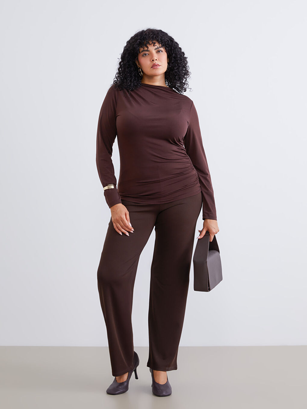 Kahverengi Büyük Beden Dik Yaka Büzgülü Kadın Body-1