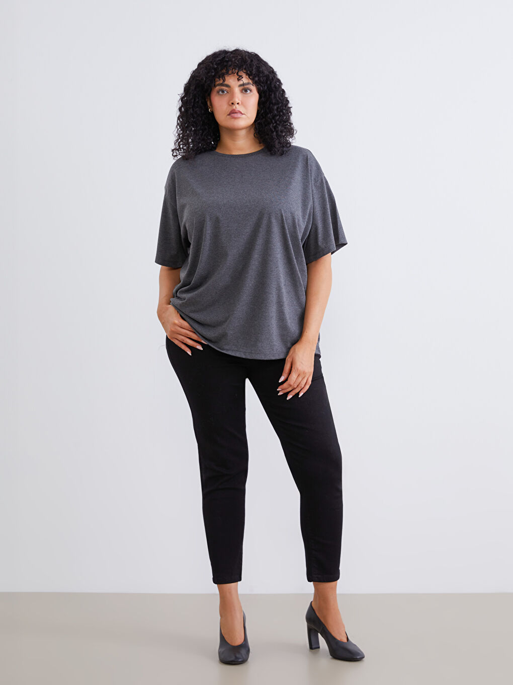 Antrasit Büyük Beden Bisiklet Yaka Oversize Kadın Tişört-1