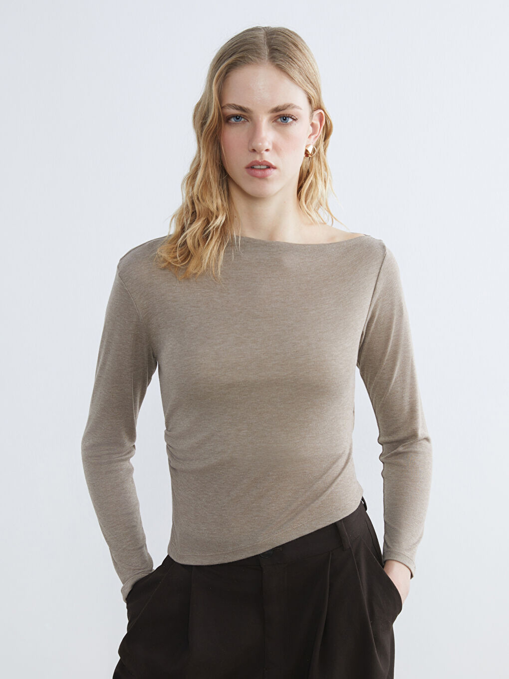 Bej Kayık Yaka Büzgülü Kadın Body