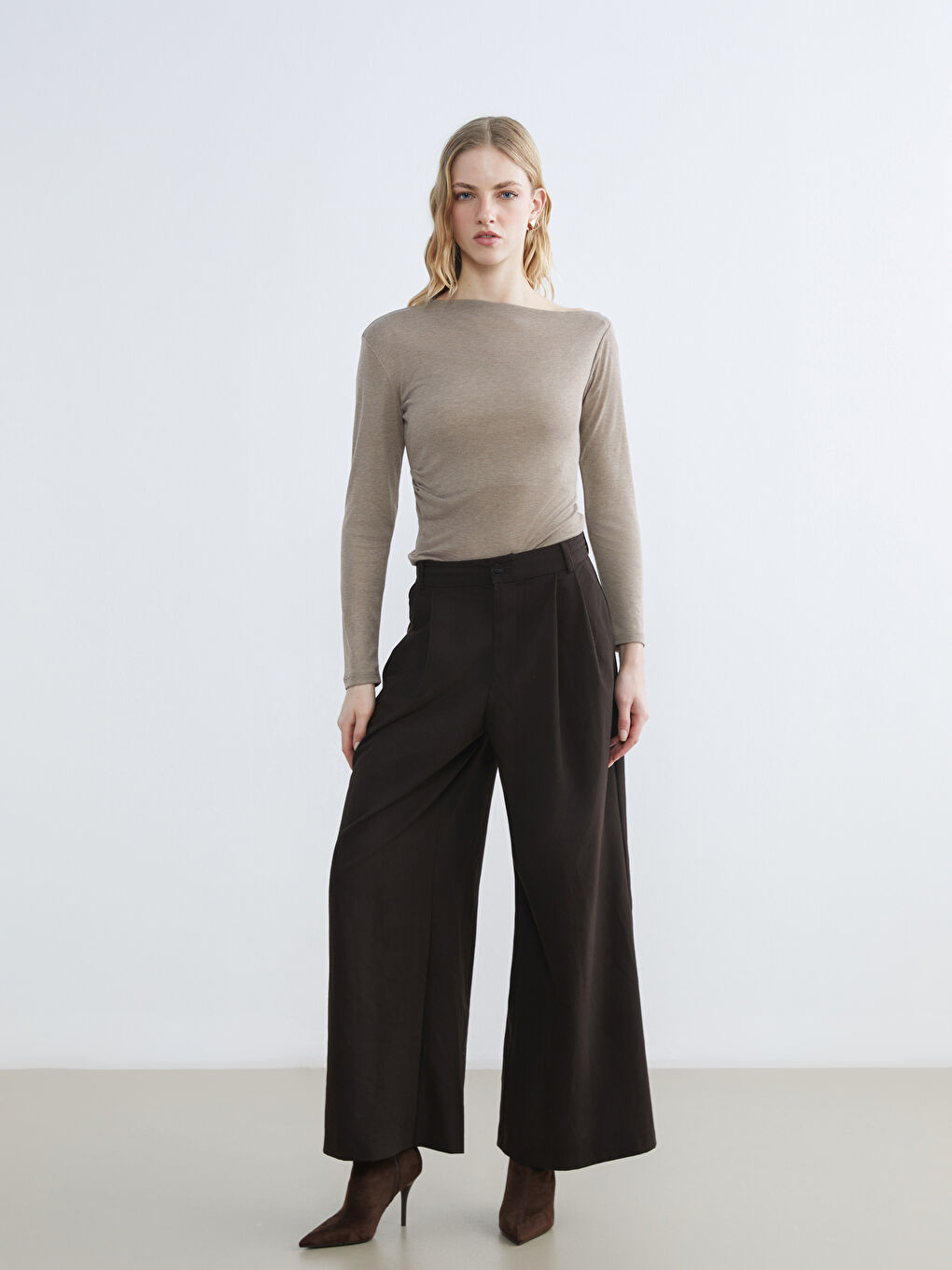 Bej Kayık Yaka Büzgülü Kadın Body-1