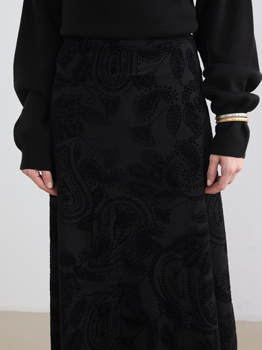 Siyah Beli Lastikli Desenli A Kesim Kadife Etek-2