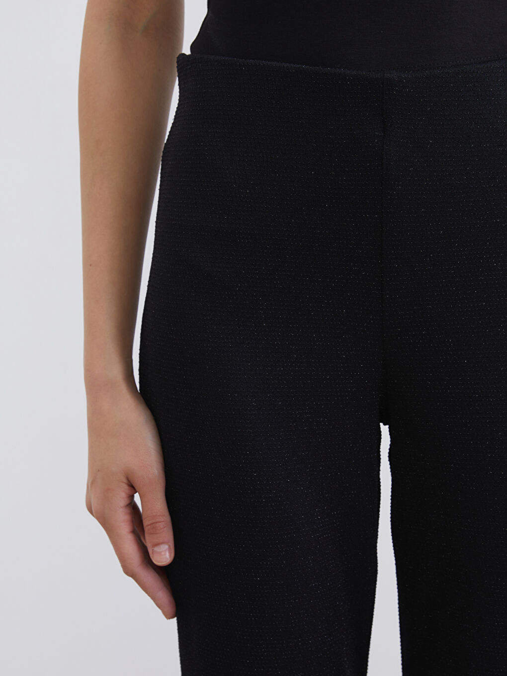 Siyah Beli Lastikli Parlak Görünümlü Kadın Pantolon-2